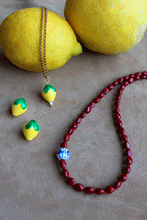 Carica l'immagine nel visualizzatore di Gallery, Collana Limone di Siracusa - Realizzata a mano in acciaio e ceramica siciliana - Collezione World Tour