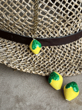 Carica l'immagine nel visualizzatore di Gallery, Collana Limone di Siracusa - Realizzata a mano in acciaio e ceramica siciliana - Collezione World Tour