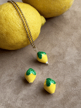Carica l'immagine nel visualizzatore di Gallery, Collana Limone di Siracusa - Realizzata a mano in acciaio e ceramica siciliana - Collezione World Tour