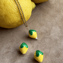 Carica l'immagine nel visualizzatore di Gallery, Collana Limone di Siracusa - Realizzata a mano in acciaio e ceramica siciliana - Collezione World Tour