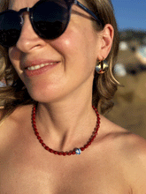 Carica l'immagine nel visualizzatore di Gallery, Collana Maiolica Rossa - Realizzata a mano in corallo rosso e ceramica siciliana - Collezione World Tour