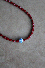 Carica l'immagine nel visualizzatore di Gallery, Collana Maiolica Rossa - Realizzata a mano in corallo rosso e ceramica siciliana - Collezione World Tour
