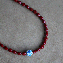 Carica l'immagine nel visualizzatore di Gallery, Collana Maiolica Rossa - Realizzata a mano in corallo rosso e ceramica siciliana - Collezione World Tour