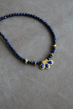 Carica l'immagine nel visualizzatore di Gallery, Collana Nychta - Realizzata a mano in pietra di sole blu e pendente lapislazzuli - Collezione World Tour