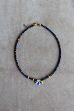 Carica l'immagine nel visualizzatore di Gallery, Collana Nychta - Realizzata a mano in pietra di sole blu e pendente lapislazzuli - Collezione World Tour