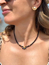 Carica l'immagine nel visualizzatore di Gallery, Collana Nychta - Realizzata a mano in pietra di sole blu e pendente lapislazzuli - Collezione World Tour