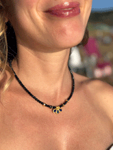 Carica l'immagine nel visualizzatore di Gallery, Collana Nychta - Realizzata a mano in pietra di sole blu e pendente lapislazzuli - Collezione World Tour