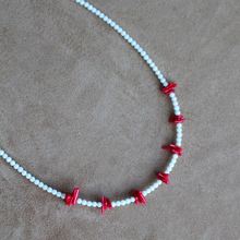 Carica l'immagine nel visualizzatore di Gallery, Collana Sciara Bianca - Realizzata a mano in corallo bamboo bianco e chips in corallo rosso - Collezione World Tour