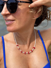 Carica l'immagine nel visualizzatore di Gallery, Collana Sciara Bianca - Realizzata a mano in corallo bamboo bianco e chips in corallo rosso - Collezione World Tour