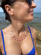 Carica l'immagine nel visualizzatore di Gallery, Collana Sciara Bianca - Realizzata a mano in corallo bamboo bianco e chips in corallo rosso - Collezione World Tour