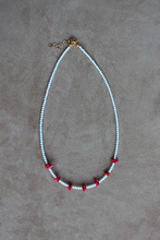 Carica l'immagine nel visualizzatore di Gallery, Collana Sciara Bianca - Realizzata a mano in corallo bamboo bianco e chips in corallo rosso - Collezione World Tour