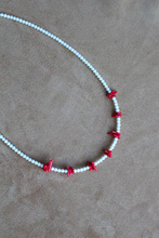 Carica l'immagine nel visualizzatore di Gallery, Collana Sciara Bianca - Realizzata a mano in corallo bamboo bianco e chips in corallo rosso - Collezione World Tour