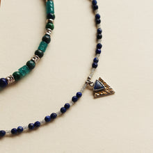 Carica l'immagine nel visualizzatore di Gallery, Charm Egypt Argento- Triangolo martellato con pietra in lapislazzuli in ottone di alta qualità - Collezione Charm