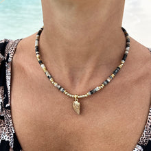 Carica l'immagine nel visualizzatore di Gallery, Collana Zanzibar - Realizzata a mano in amazzonite, pietra di sole e argento - Collezione World Tour