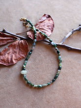 Carica l'immagine nel visualizzatore di Gallery, Collana Selva di Vetro - In agata Muschiata e zucca avventurina - Luna e Muschio - Collezione World Tour