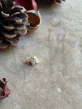 Carica l'immagine nel visualizzatore di Gallery, Pendente Pacchetto Regalo Bianco - Charm in ottone di alta qualità - Collezione Charm