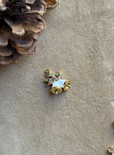 Carica l'immagine nel visualizzatore di Gallery, Pendente Campanella bianca - Charm in ottone di alta qualità - Collezione Charm