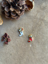 Carica l'immagine nel visualizzatore di Gallery, Pendente Calza di Natale Oro e Bianco - Charm in ottone di alta qualità - Collezione Charm