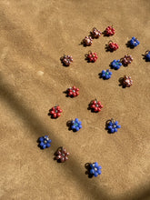 Carica l'immagine nel visualizzatore di Gallery, Fiori per la tua festa - Pendente con perline Miyuki - Tessuto a mano