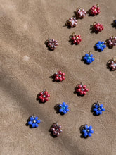 Carica l'immagine nel visualizzatore di Gallery, Fiori per la tua festa - Pendente con perline Miyuki - Tessuto a mano