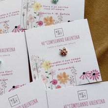 Carica l'immagine nel visualizzatore di Gallery, Fiori per la tua festa - Pendente con perline Miyuki - Tessuto a mano