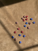 Carica l'immagine nel visualizzatore di Gallery, Fiori per la tua festa - Pendente con perline Miyuki - Tessuto a mano