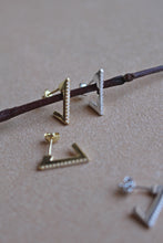 Carica l'immagine nel visualizzatore di Gallery, Orecchini Valentine- Coppia di orecchini triangolari con zirconi in argento - Love me