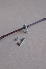 Carica l'immagine nel visualizzatore di Gallery, Orecchini Valentine- Coppia di orecchini triangolari con zirconi in argento - Love me