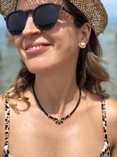 Carica l'immagine nel visualizzatore di Gallery, Collana Nychta - Realizzata a mano in pietra di sole blu e pendente lapislazzuli - Collezione World Tour