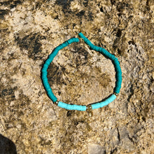 Carica l'immagine nel visualizzatore di Gallery, Cavigliera Heishi Conchiglia - Waterproof in acciaio e pepite heishi - Collezione Colourful