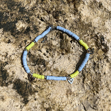 Carica l'immagine nel visualizzatore di Gallery, Cavigliera Heishi Cuori - Waterproof in acciaio e pepite heishi - Collezione Colourful