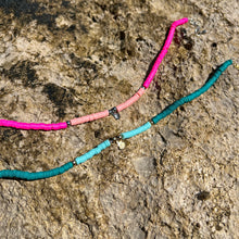 Carica l'immagine nel visualizzatore di Gallery, Cavigliera Heishi Conchiglia - Waterproof in acciaio e pepite heishi - Collezione Colourful