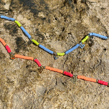 Carica l'immagine nel visualizzatore di Gallery, Cavigliera Heishi Cuori - Waterproof in acciaio e pepite heishi - Collezione Colourful