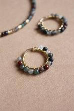 Carica l'immagine nel visualizzatore di Gallery, Bubble Energia - Coppia di orecchini a cerchio in argento placcato oro con dragon blood jasper - Collezione Bubble