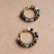 Carica l'immagine nel visualizzatore di Gallery, Bubble Energia - Coppia di orecchini a cerchio in argento placcato oro con dragon blood jasper - Collezione Bubble