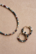 Carica l'immagine nel visualizzatore di Gallery, Bubble Energia - Coppia di orecchini a cerchio in argento placcato oro con dragon blood jasper - Collezione Bubble