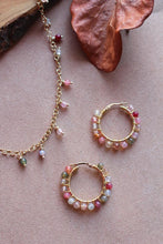 Carica l'immagine nel visualizzatore di Gallery, Bubble Primavera - Coppia di orecchini a cerchio in argento placcato oro con agate multicolor - Collezione Bubble