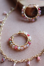 Carica l'immagine nel visualizzatore di Gallery, Bubble Primavera - Coppia di orecchini a cerchio in argento placcato oro con agate multicolor - Collezione Bubble