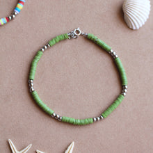 Carica l'immagine nel visualizzatore di Gallery, Cavigliera Heishi Verde - Acciaio e pepite heishi - Collezione Colourful