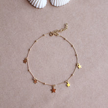 Carica l'immagine nel visualizzatore di Gallery, Cavigliera Stelle Oro - Realizzata a mano in argento placcato oro - Collezione Signorina