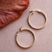Carica l'immagine nel visualizzatore di Gallery, Cerchi Slim - Coppia di orecchini a cerchio in argento placcato oro - Hoops Mania