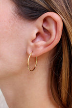 Carica l'immagine nel visualizzatore di Gallery, Cerchi Slim - Coppia di orecchini a cerchio in argento placcato oro - Hoops Mania