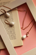 Carica l'immagine nel visualizzatore di Gallery, Orecchini-Amalfi-In-argento-placcato-oro-rosa-e-agata-bianca-Collezione-Terra-Mia-kevart