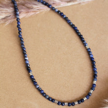 Carica l'immagine nel visualizzatore di Gallery, Collana Moonlight - Girocollo in sodalite e pepite argento - Collezione Bubble
