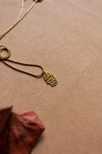 Carica l'immagine nel visualizzatore di Gallery, Collana Manita - Funetta in argento placcato oro e ciondolo mano di Fatima - Collezione Basic
