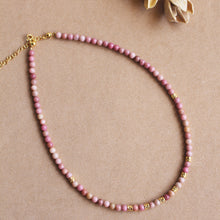 Carica l'immagine nel visualizzatore di Gallery, Collana Orchidea - Girocollo in rodonite e pepite argento placcato oro - Collezione Bubble