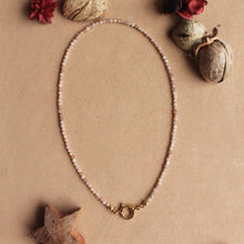 Carica l'immagine nel visualizzatore di Gallery, Collana Pink Lake - Girocollo in pietra di luna - Collezione World Tour