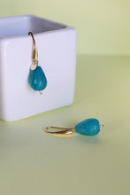 Carica l'immagine nel visualizzatore di Gallery, Orecchini Napoli - In argento placcato oro e giada turchese - Collezione Terra Mia