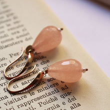 Carica l'immagine nel visualizzatore di Gallery, Orecchini Positano - In argento placcato oro rosa e giada cipria - Collezione Terra Mia