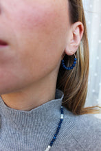 Carica l'immagine nel visualizzatore di Gallery, Orecchini Bluette - Cerchi in goldfilled con agata blu - Collezione Signorina